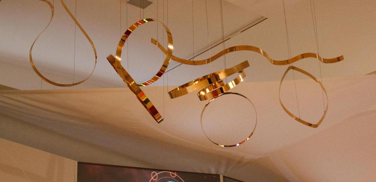 abgehängtes Kunstwerk aus Messing